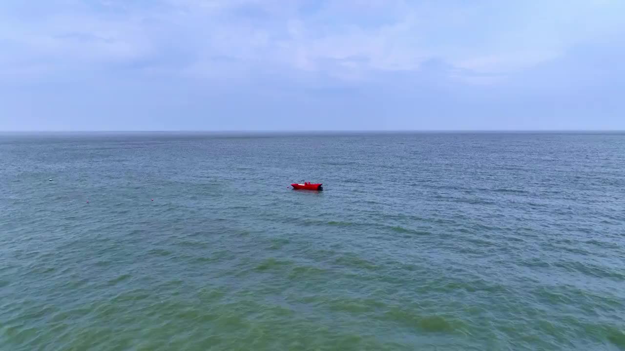 航拍连云港连岛风景区海上货船视频素材