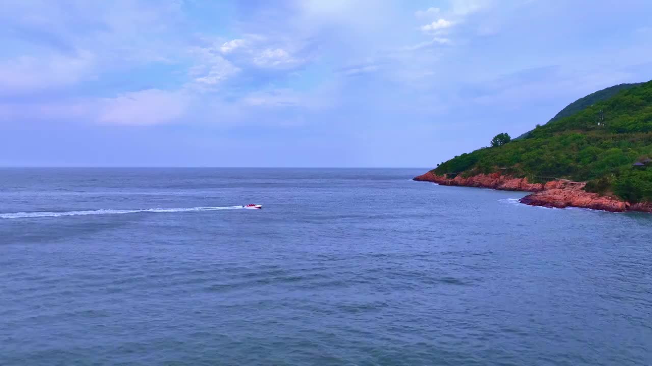 航拍连云港连岛风景区快艇驶过海面视频素材