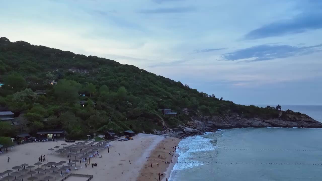 航拍连云港连岛风景区假期海滩上的游客视频素材