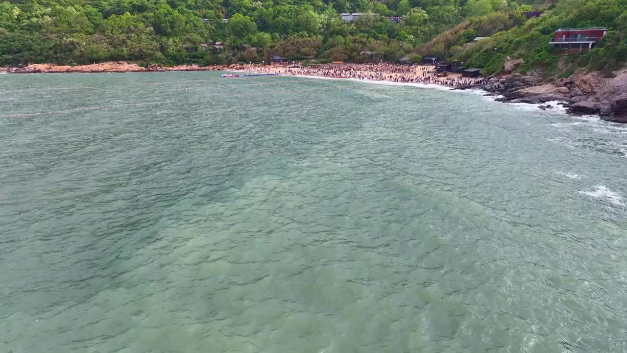 航拍连云港连岛风景区假期海滩上的游客视频素材