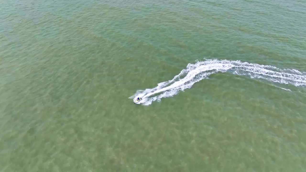 航拍快艇摩托艇在浅水海域海面滑行视频素材