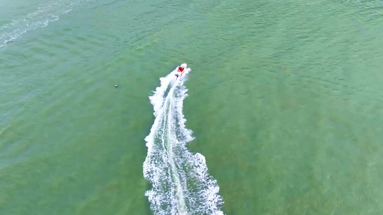 航拍快艇摩托艇在浅水海域海面滑行视频素材