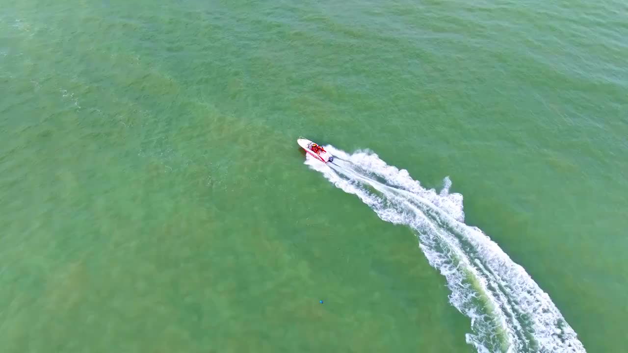 航拍快艇摩托艇在浅水海域海面滑行视频素材