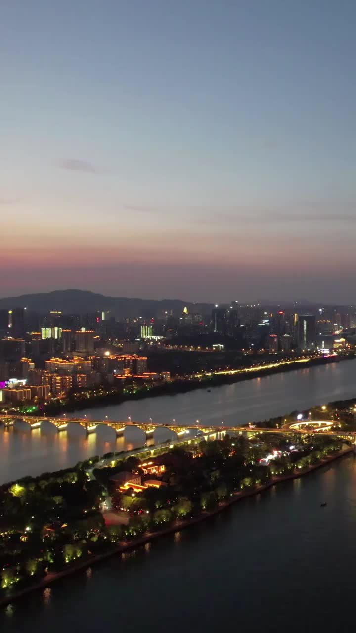 竖屏航拍湖南长沙橘子洲湘江夜景视频素材