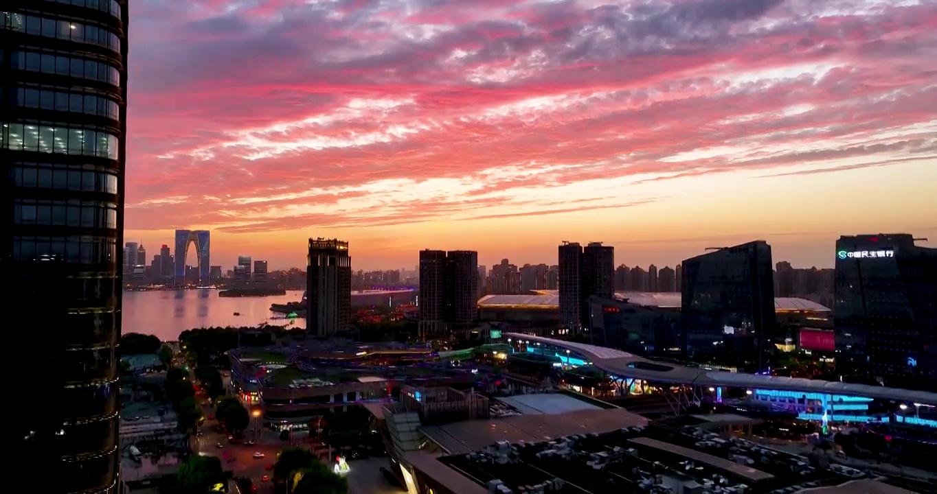 江苏苏州金鸡湖景区夜景航拍，晚霞，东方之门视频素材