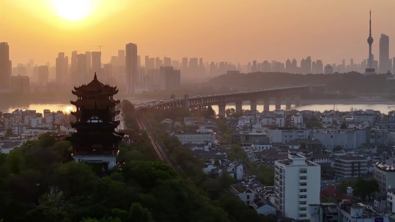 武汉地标龟山电视塔黄鹤楼视频素材