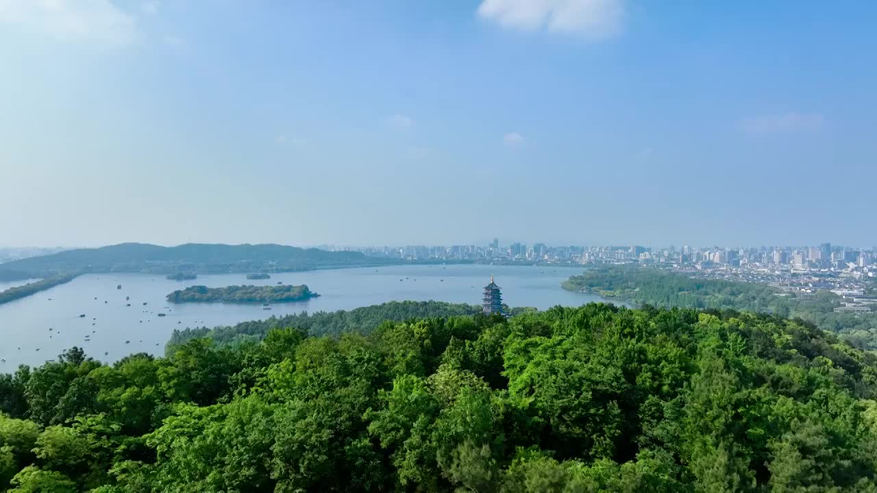 春天晴朗的下午航拍杭州西湖群山风景视频素材