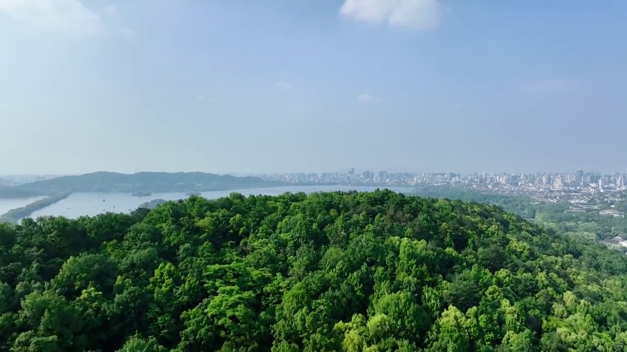 春天晴朗的下午航拍杭州西湖群山风景视频素材