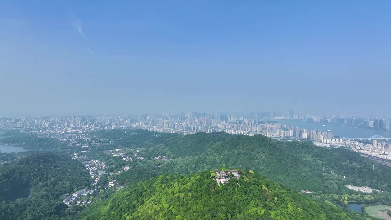 春天晴朗的下午航拍杭州西湖与钱塘江两岸城市风景视频素材