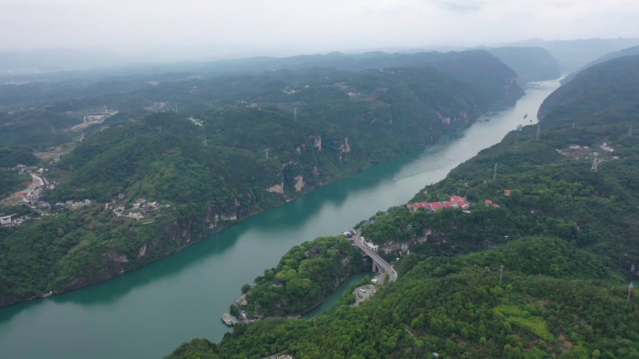 初夏时节，湖北宜昌长江西陵峡青山绿水，景美如画。视频素材