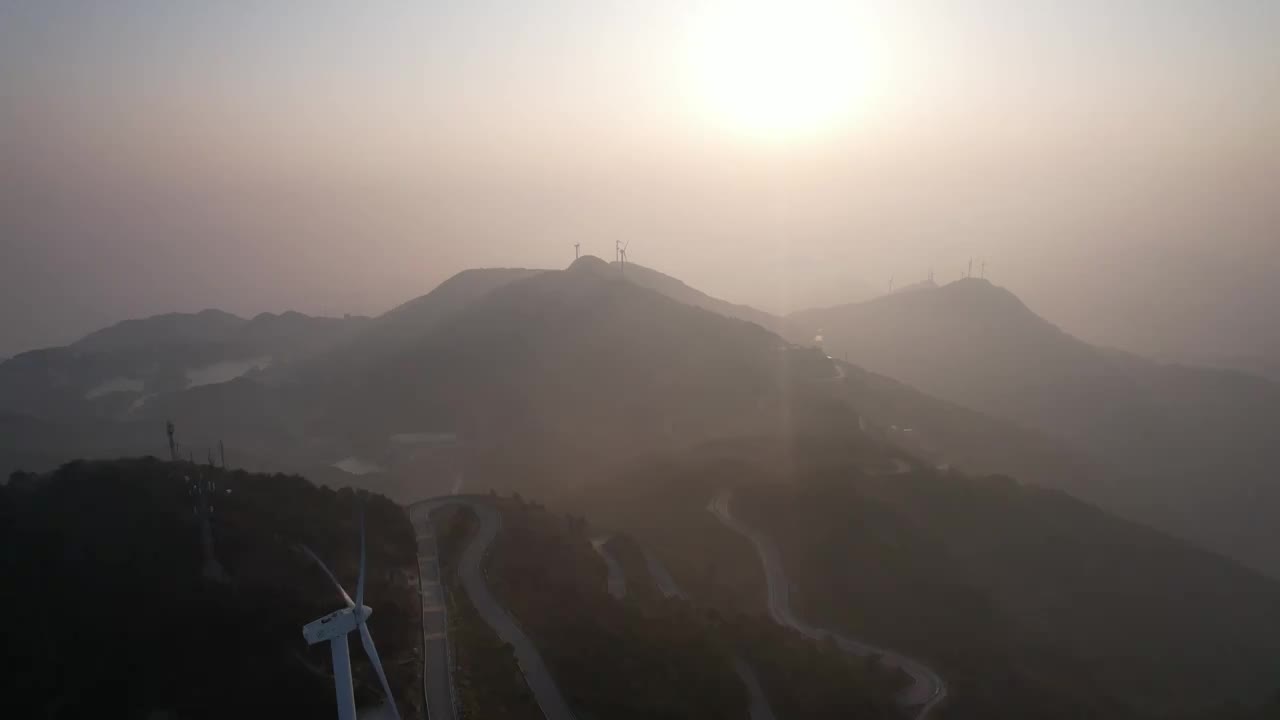 唯美高山风力发电日出光芒航拍视频视频素材