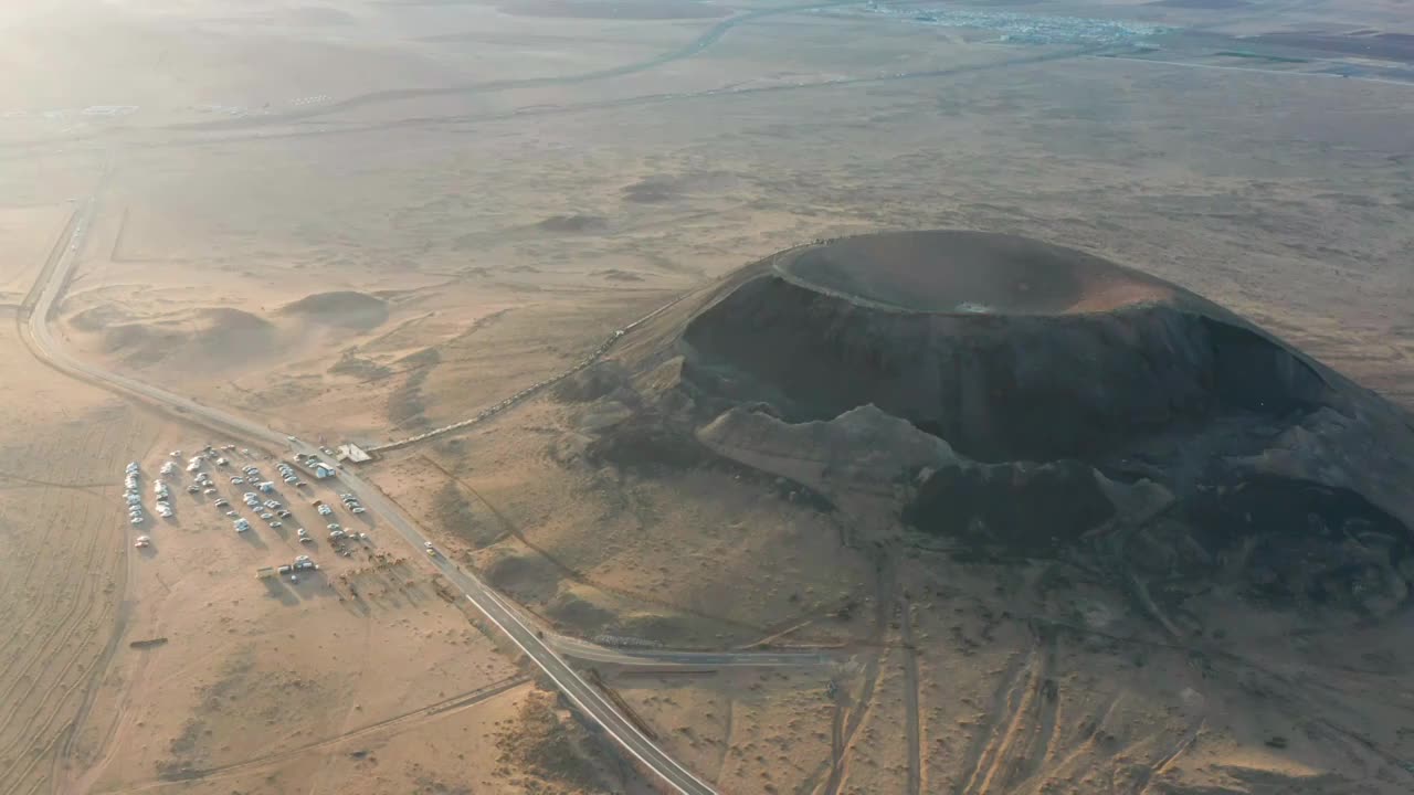 内蒙古乌兰哈达火山群3号火山北炼丹炉视频下载