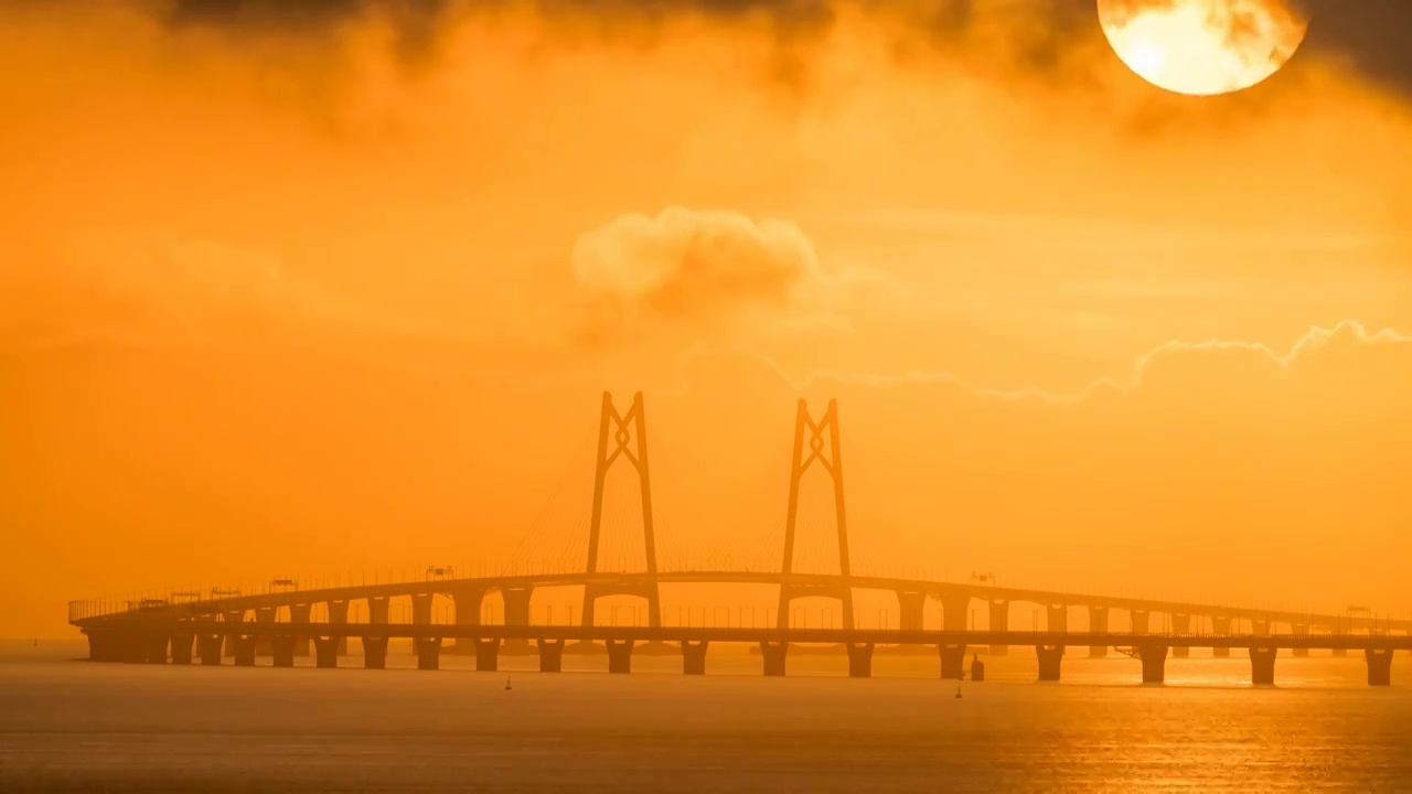 伶仃洋海上晨曦霞光映射在海面上的港珠澳大桥日出景观视频素材