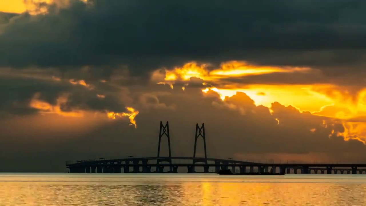 伶仃洋海上晨曦霞光映射在海面上的港珠澳大桥日出景观视频素材