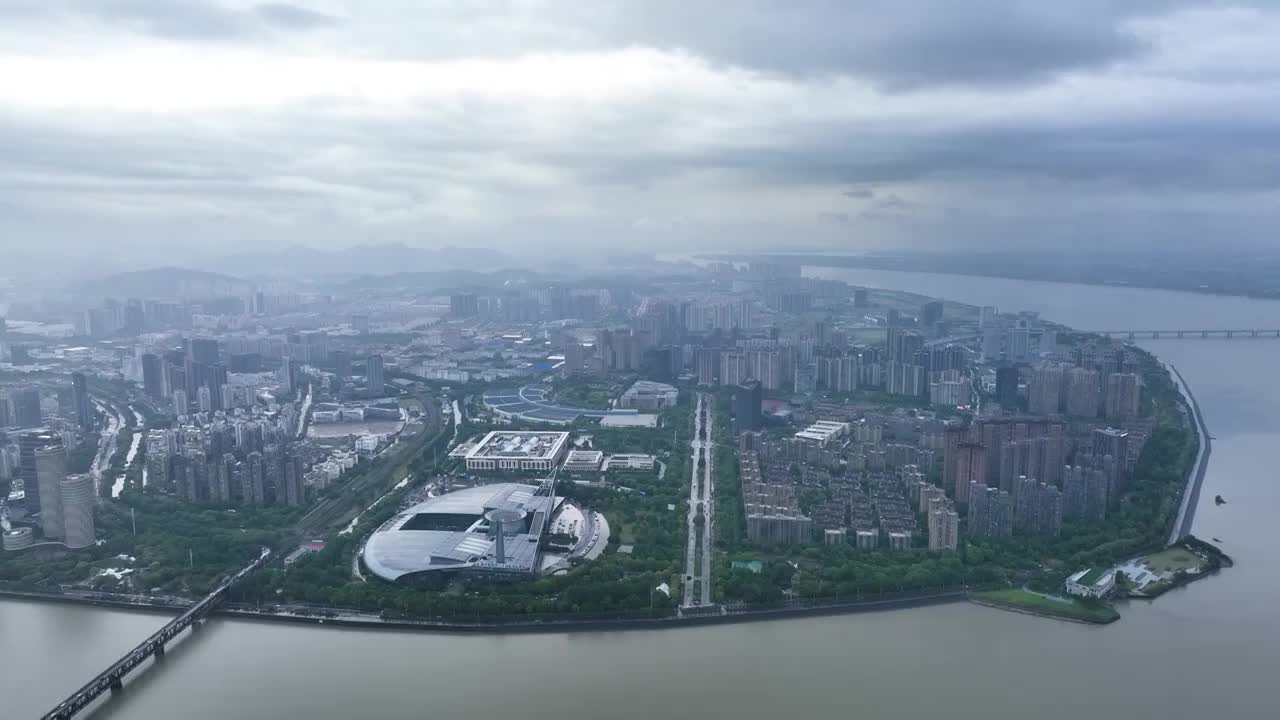 航拍春天雨后的钱塘江畔滨江区城市建筑风光视频素材