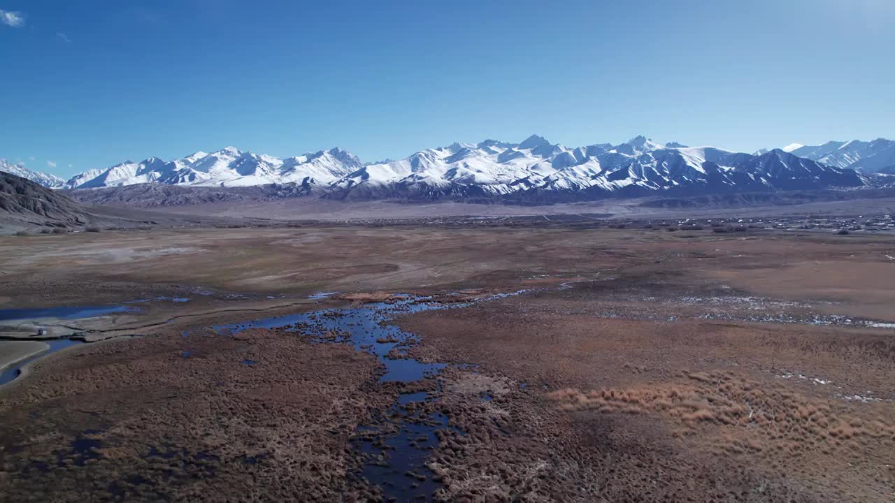 航拍新疆喀什帕米尔塔合曼湿地风光视频素材