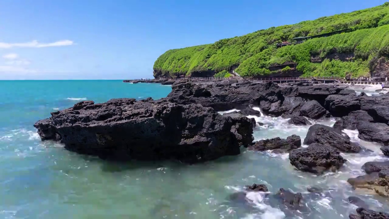 涠洲岛鳄鱼山的海涛视频素材