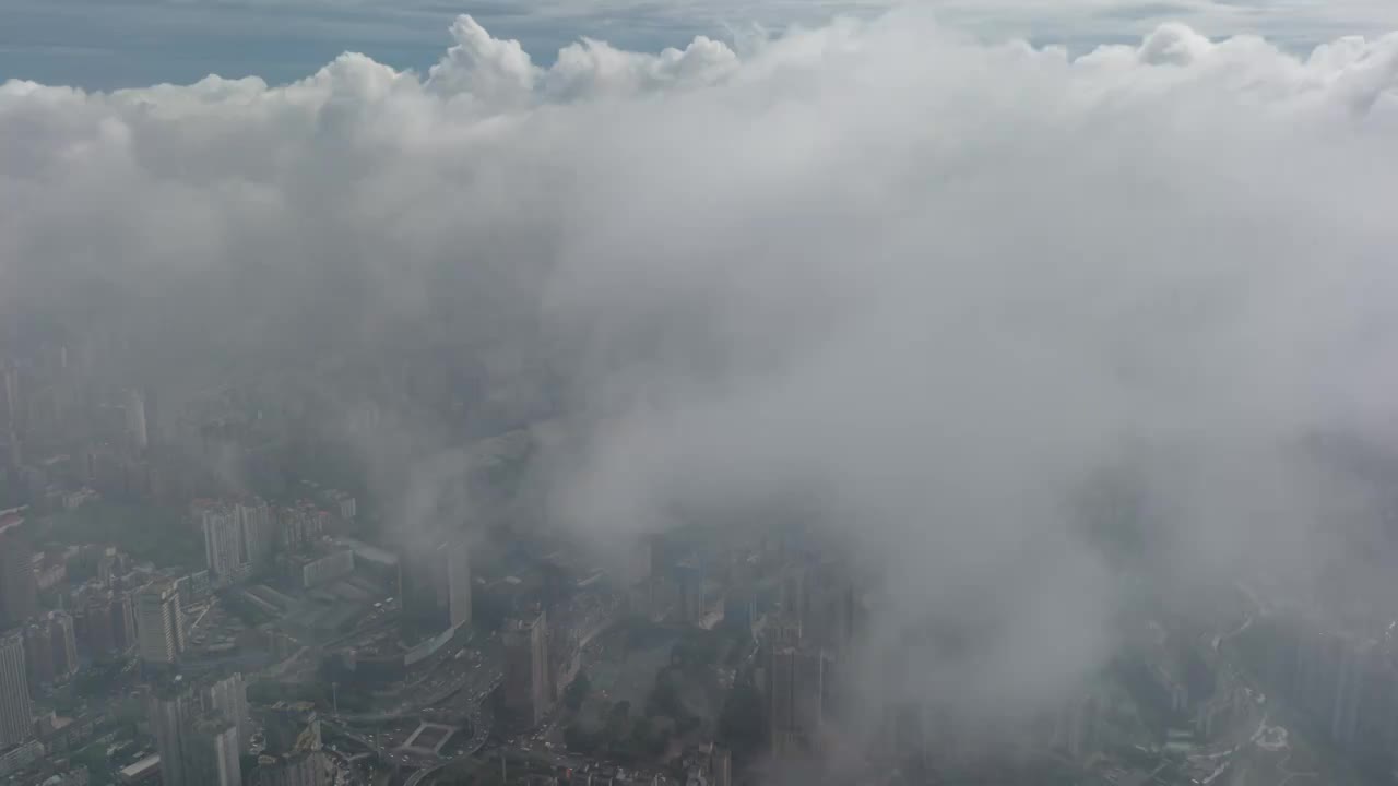 航拍平流雾下的重庆市区视频素材