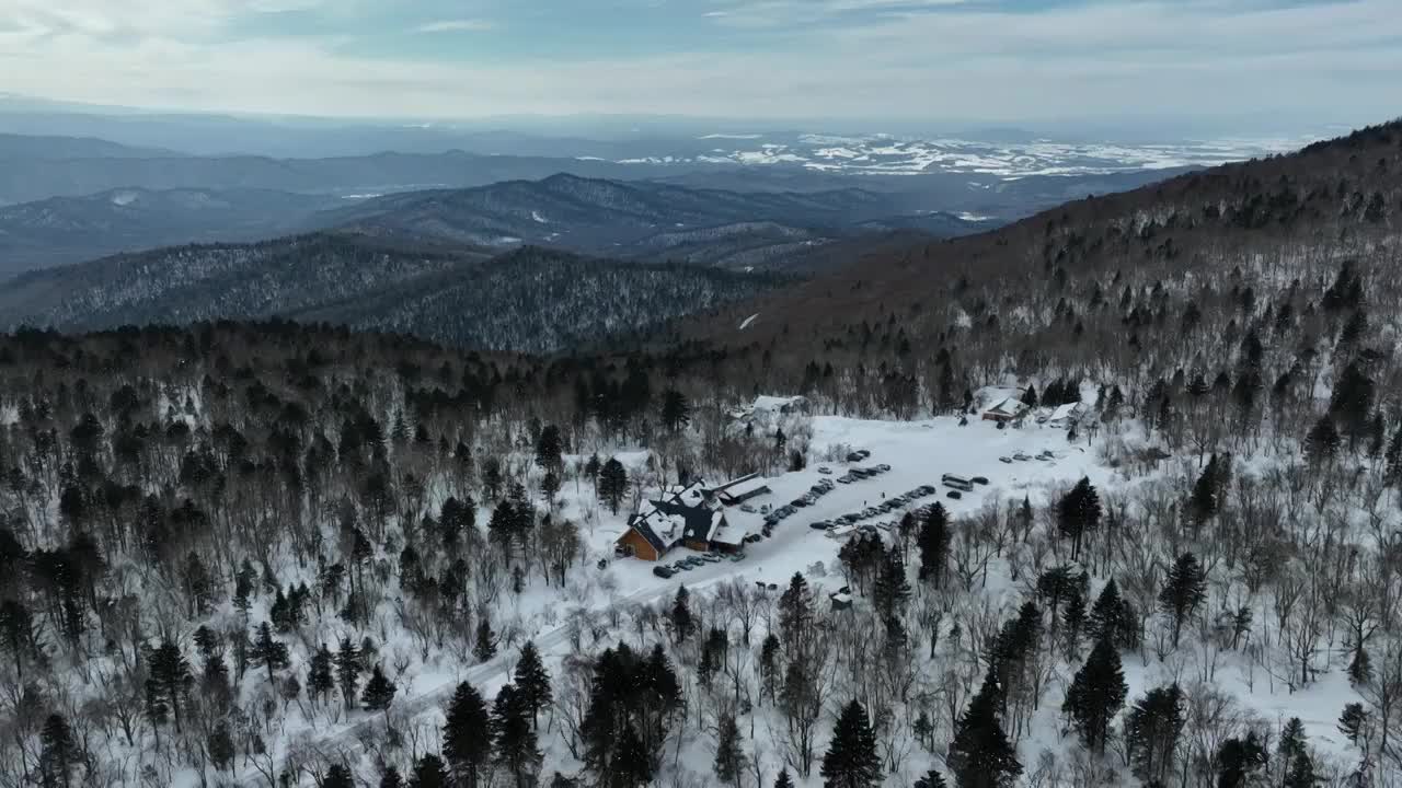 吉林长白山雪岭森林冬季自然风光航拍视频素材