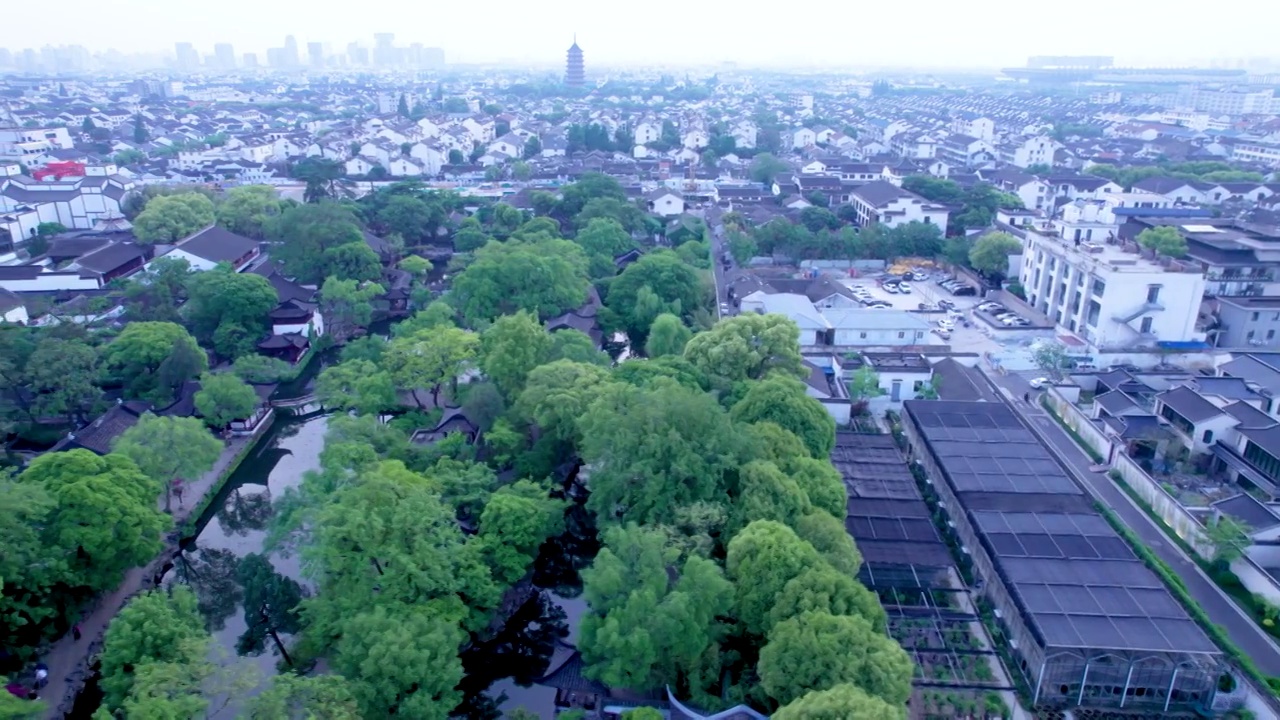 航拍苏州拙政园春天绿树成荫的中轴线全景图视频素材