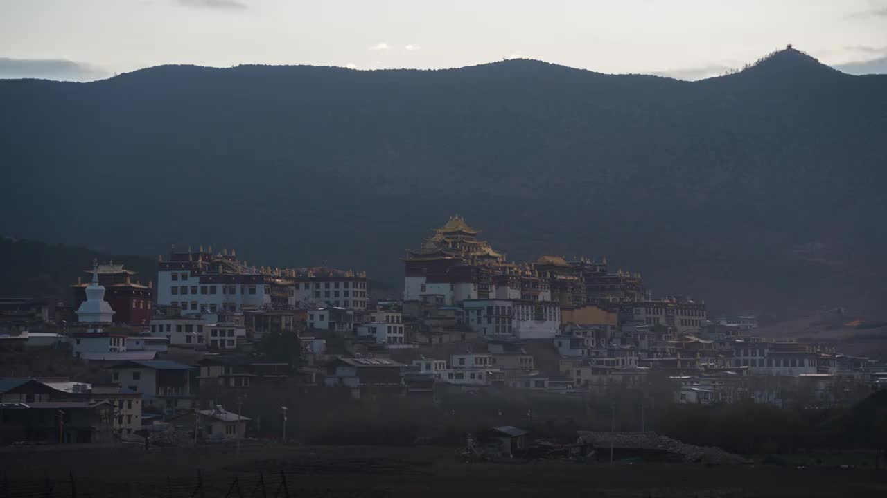 中国云南 香格里拉松赞林寺日出视频素材