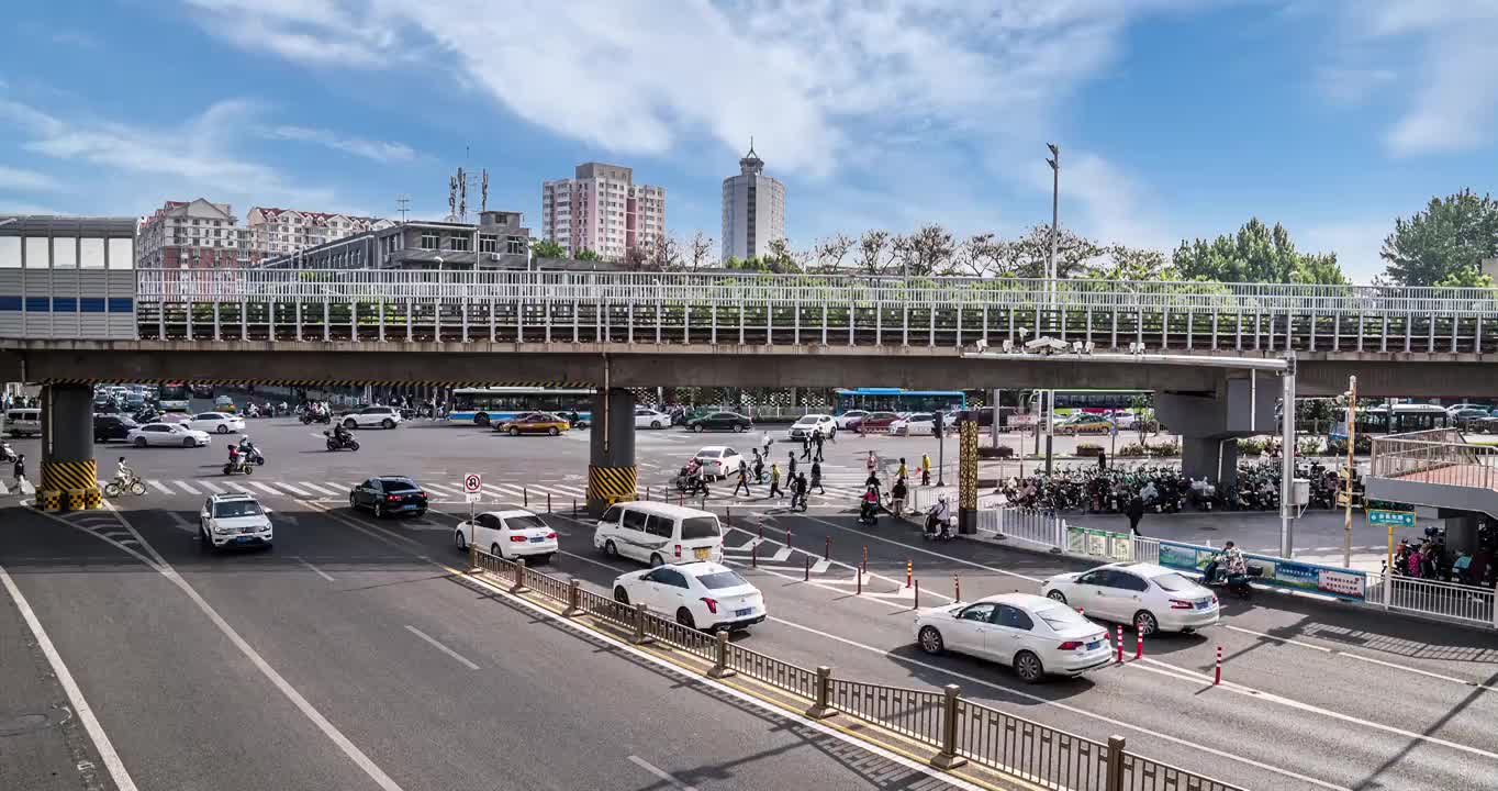 北京都市早高峰通勤车流人流地铁立体交通汽车行人自行车十字路口秩序红绿灯街道通州副中心城市建设经济发展视频素材