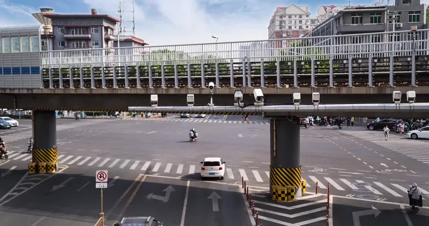 北京都市早高峰通勤车流人流地铁立体交通汽车行人自行车十字路口秩序红绿灯街道通州副中心城市建设经济发展视频素材