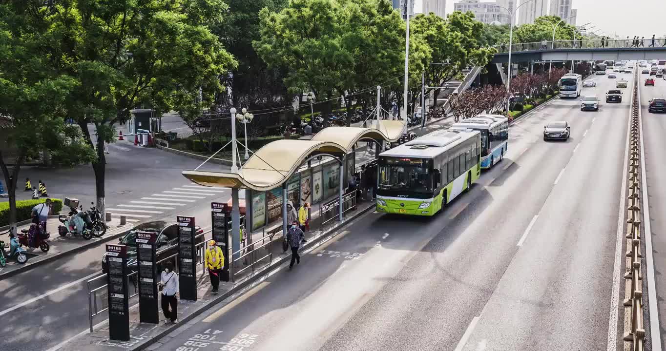 北京都市早高峰通勤车流人流公交车公交站台汽车行人自行车秩序街道通州副中心城市建设经济发展视频素材