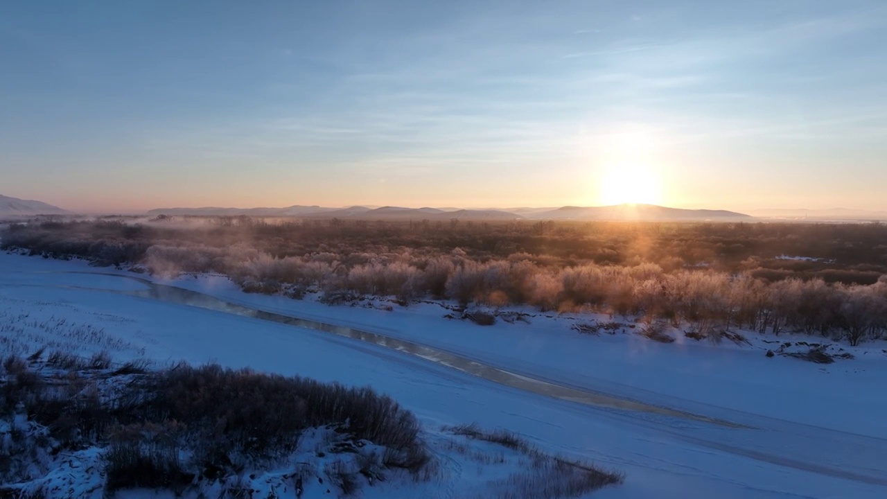 航拍冬季丛林河湾雪景灿烂阳光视频素材