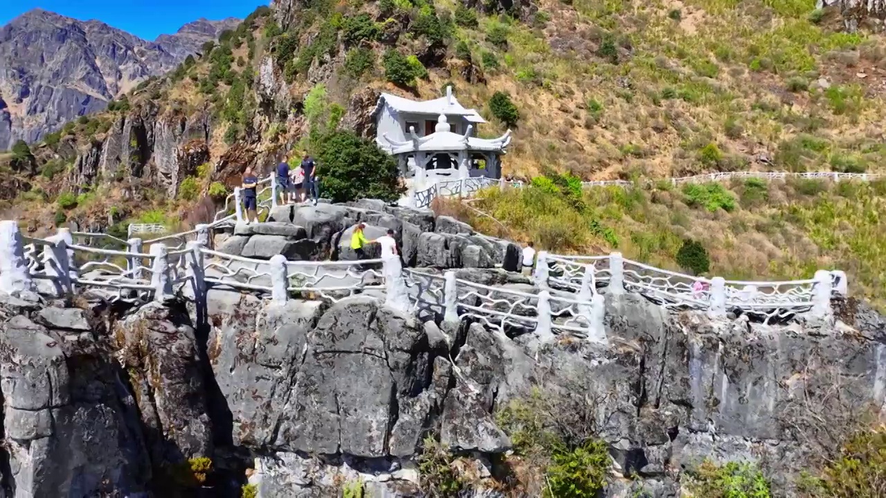 东川地标牯牛峰石崖险峰观景台视频素材