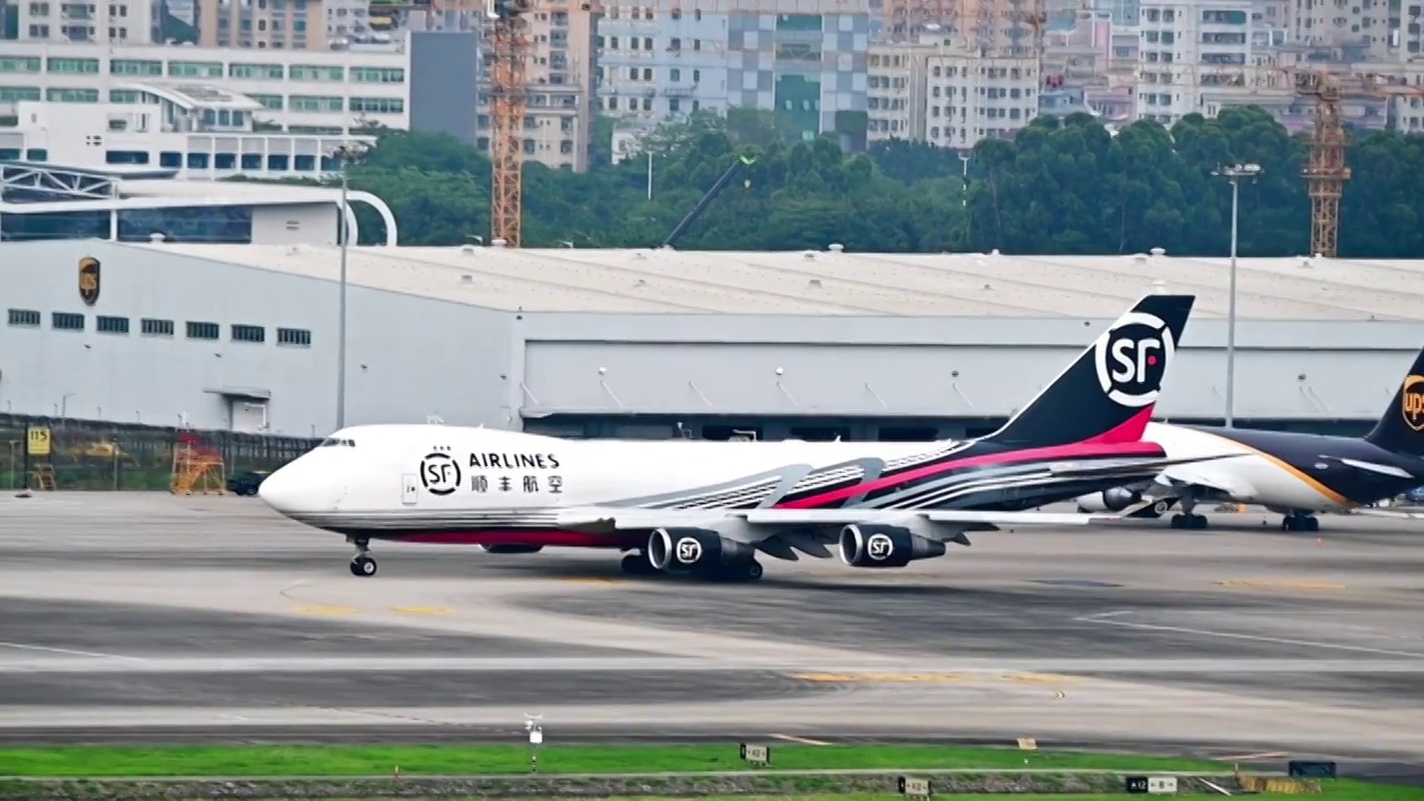 顺丰航空SF Airlines波音货运飞机在机场跑道滑行起飞视频下载