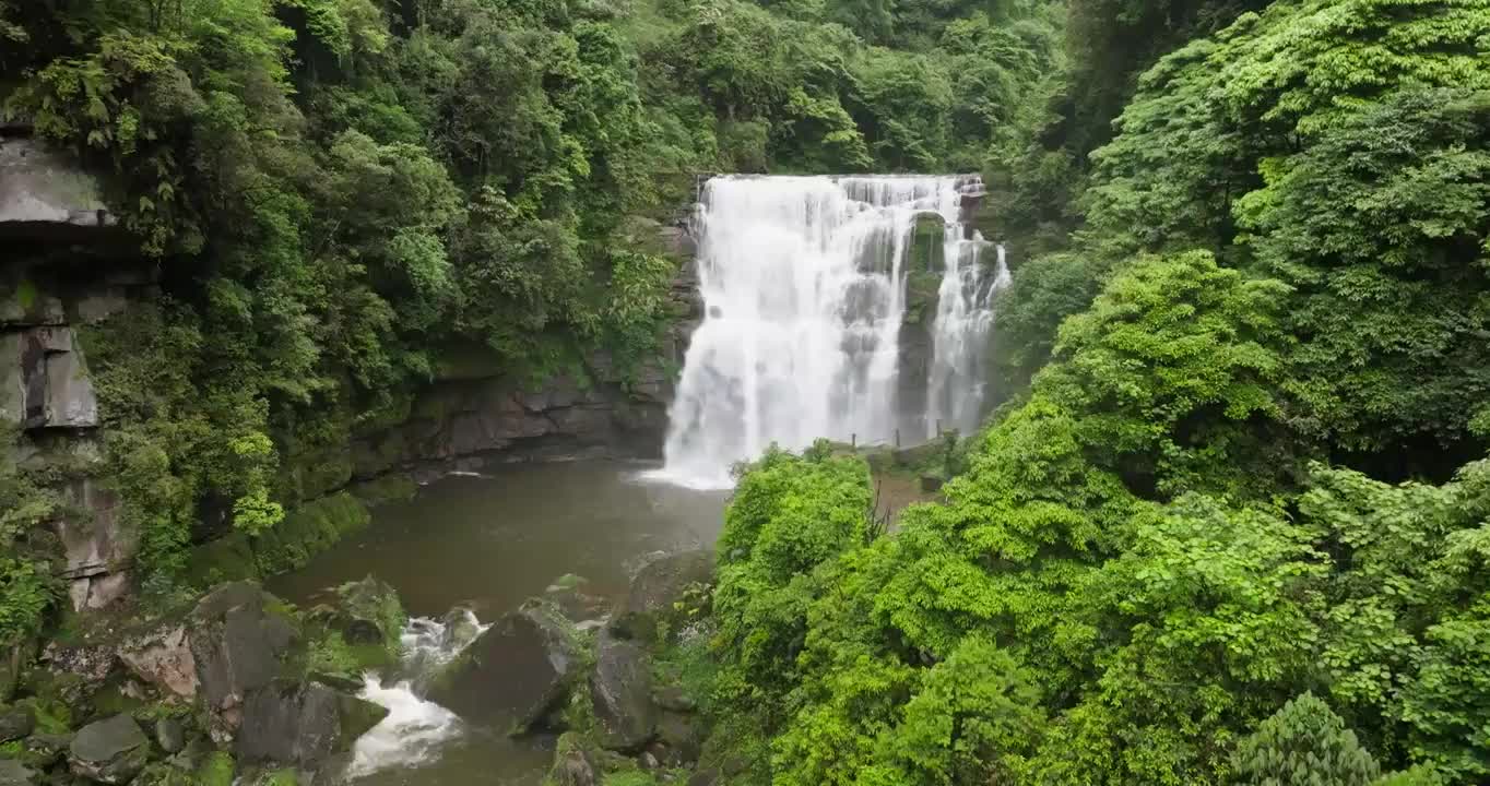 航拍雅安高叠洞瀑布美丽自然风光视频素材