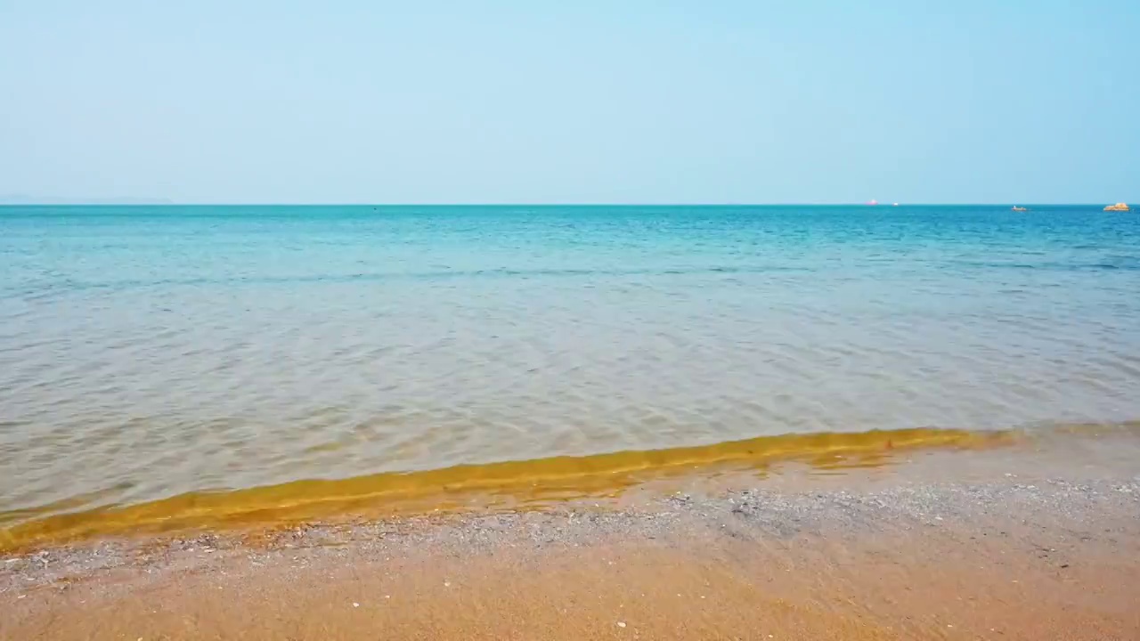 晴朗天空下的纯净大海自然风光视频素材