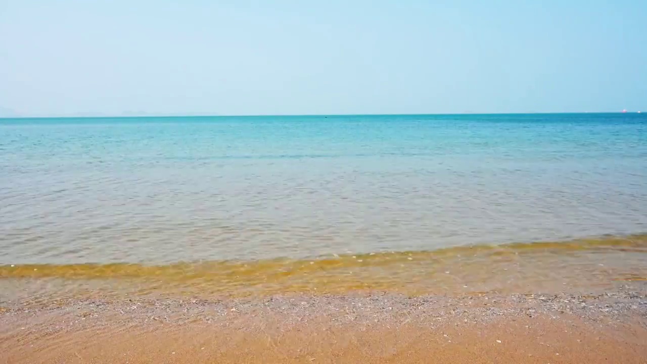 晴朗天空下的纯净大海自然风光视频素材