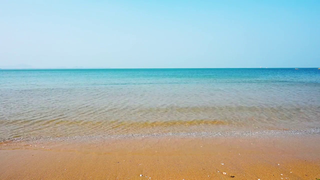 晴朗天空下的纯净大海自然风光视频素材