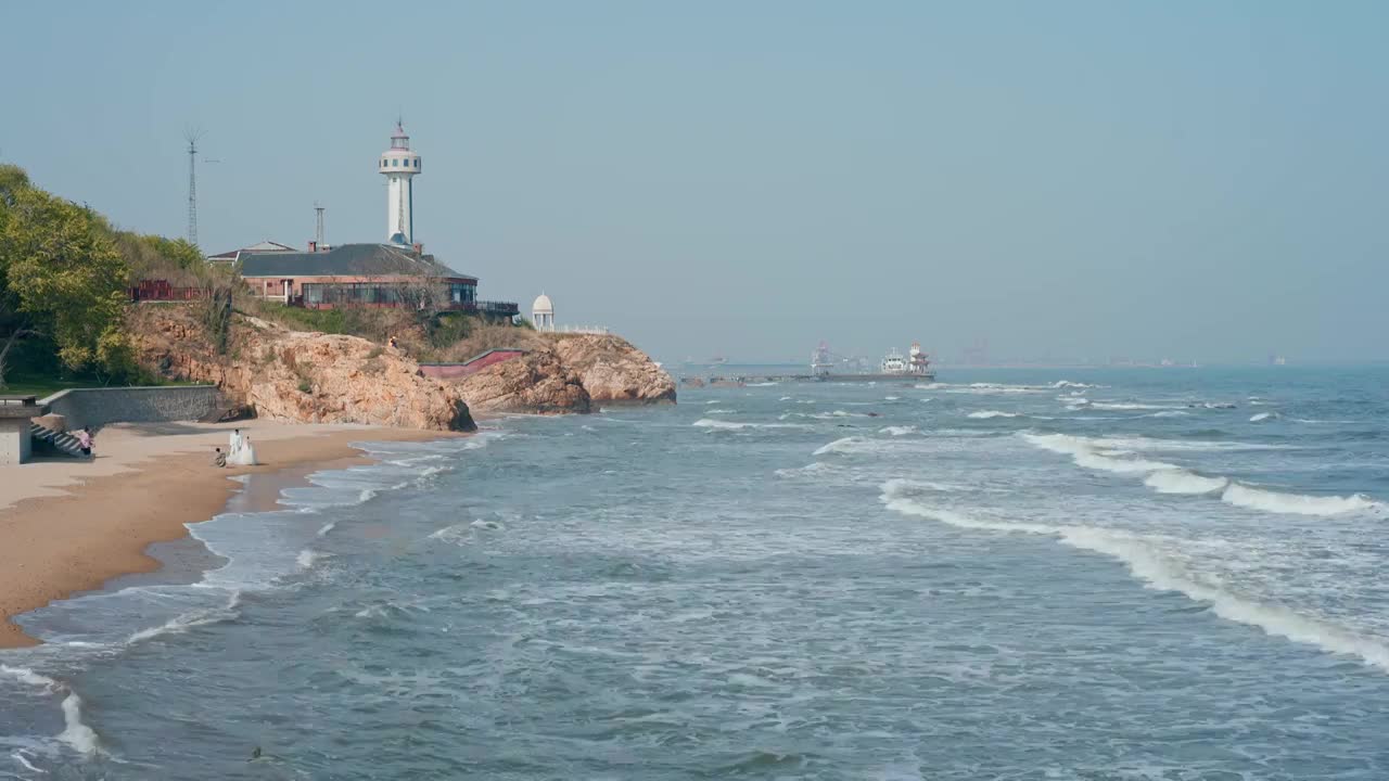 海岸线灯塔海浪视频素材