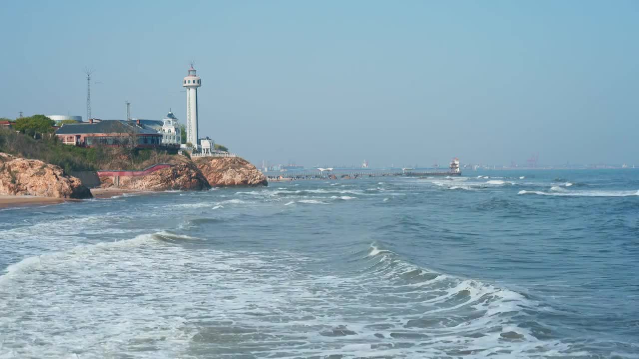 海岸线灯塔海浪视频素材