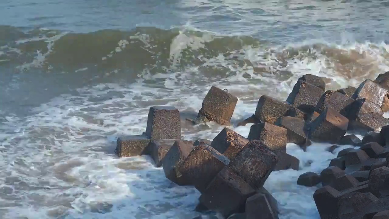 海浪冲击拍打码头视频素材