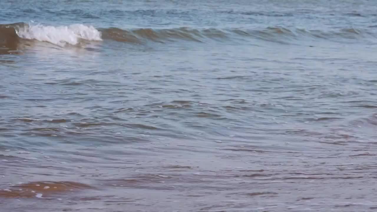 海浪冲向沙滩视频素材