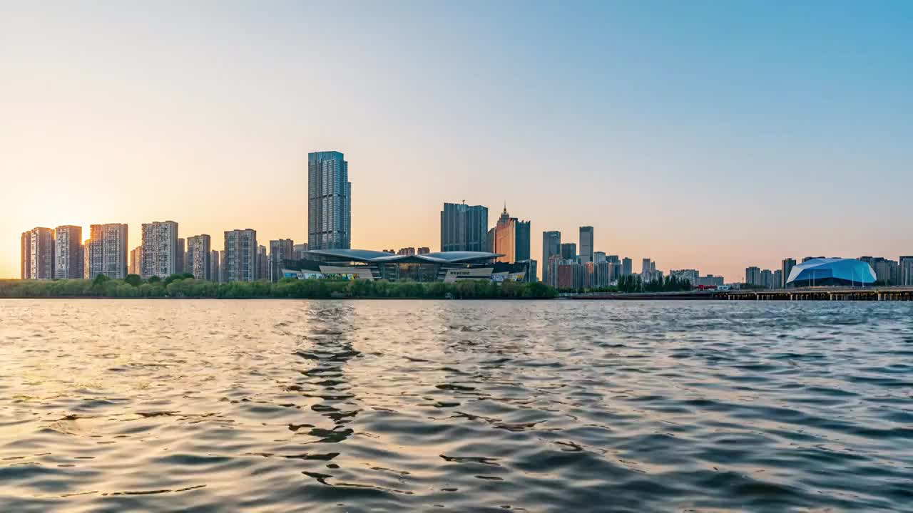 中国辽宁沈阳浑河岸边城市日转夜延时视频素材