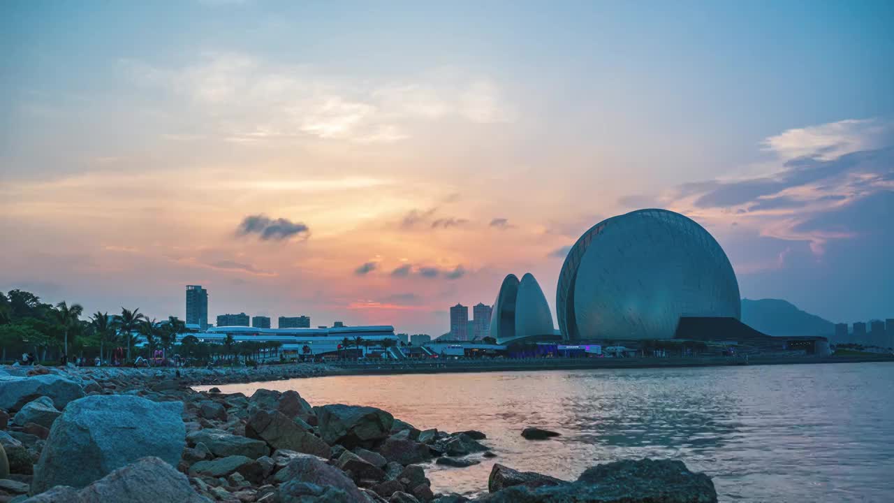 广东珠海野狸岛珠海大剧院日月贝日落黄昏晚霞日转夜8K延时视频素材