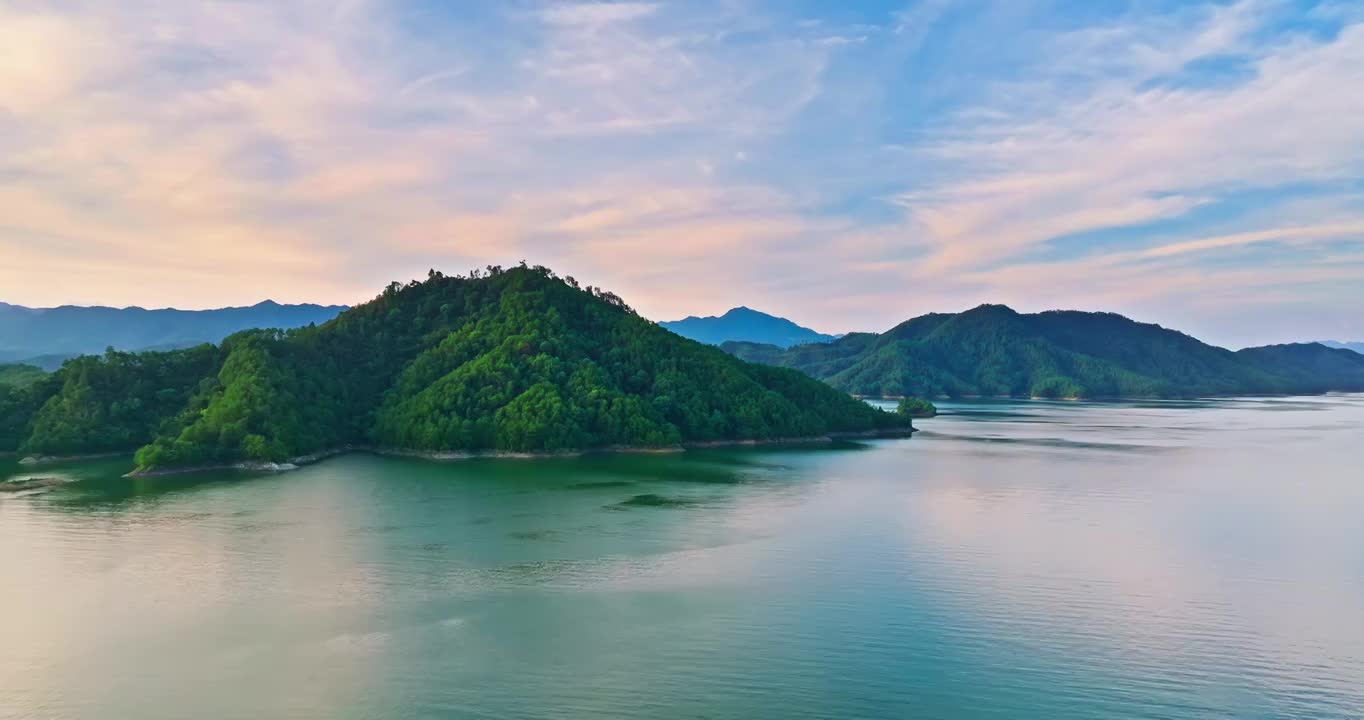 中国杭州千岛湖日落时水面和山脉美景视频素材