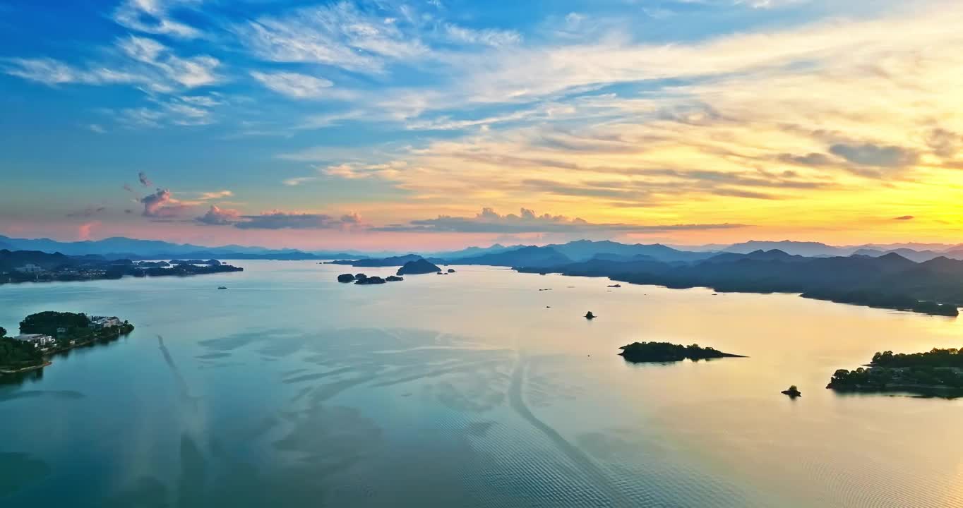 中国杭州千岛湖日落时水面和山脉美景视频素材