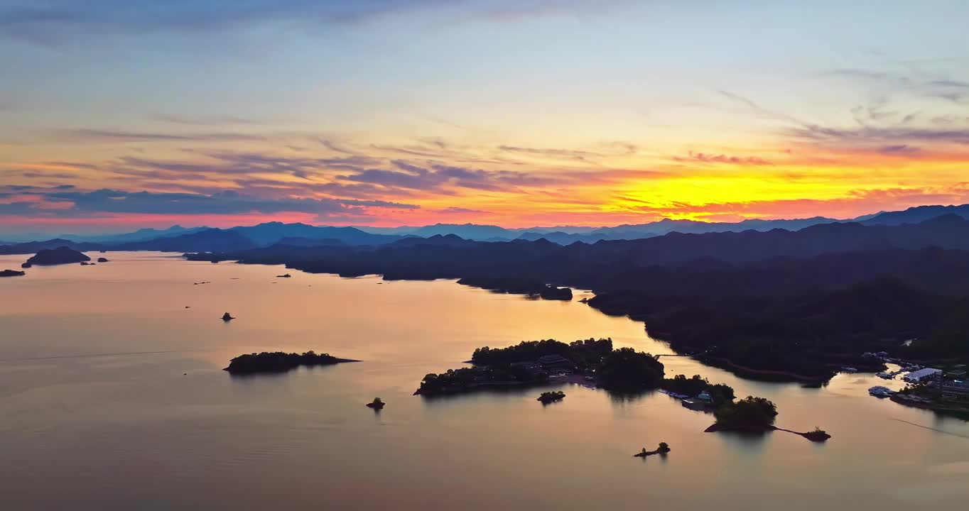 中国杭州千岛湖日落时水面和山脉美景视频素材