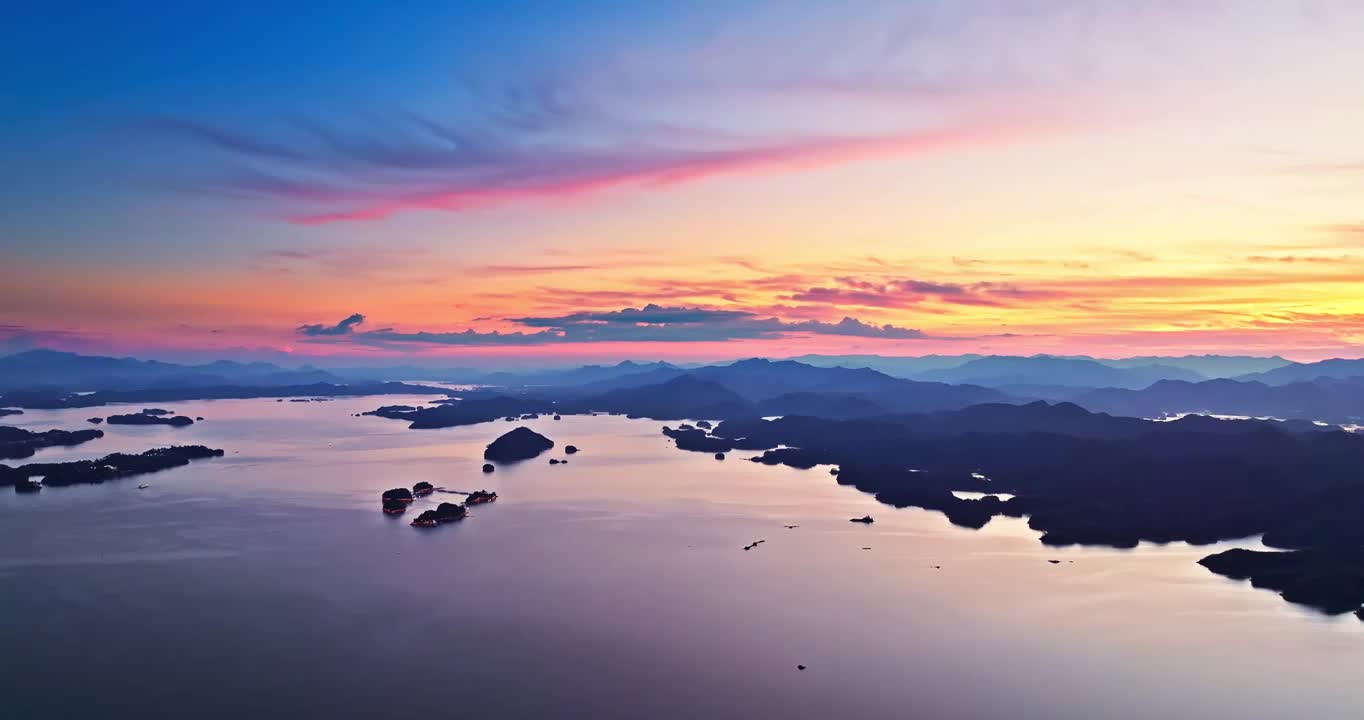 中国杭州千岛湖日落时水面和山脉美景视频素材