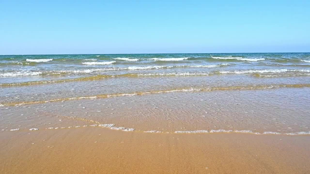 夏天的海边海滩上波浪泛起朵朵浪花视频素材