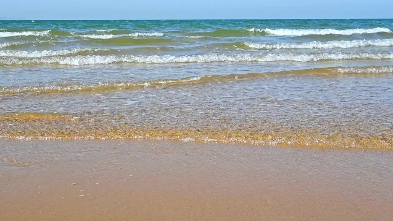 夏天的海边海滩上波浪泛起朵朵浪花视频素材