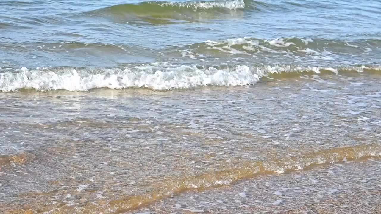 夏天的海边海滩上波浪泛起朵朵浪花视频素材