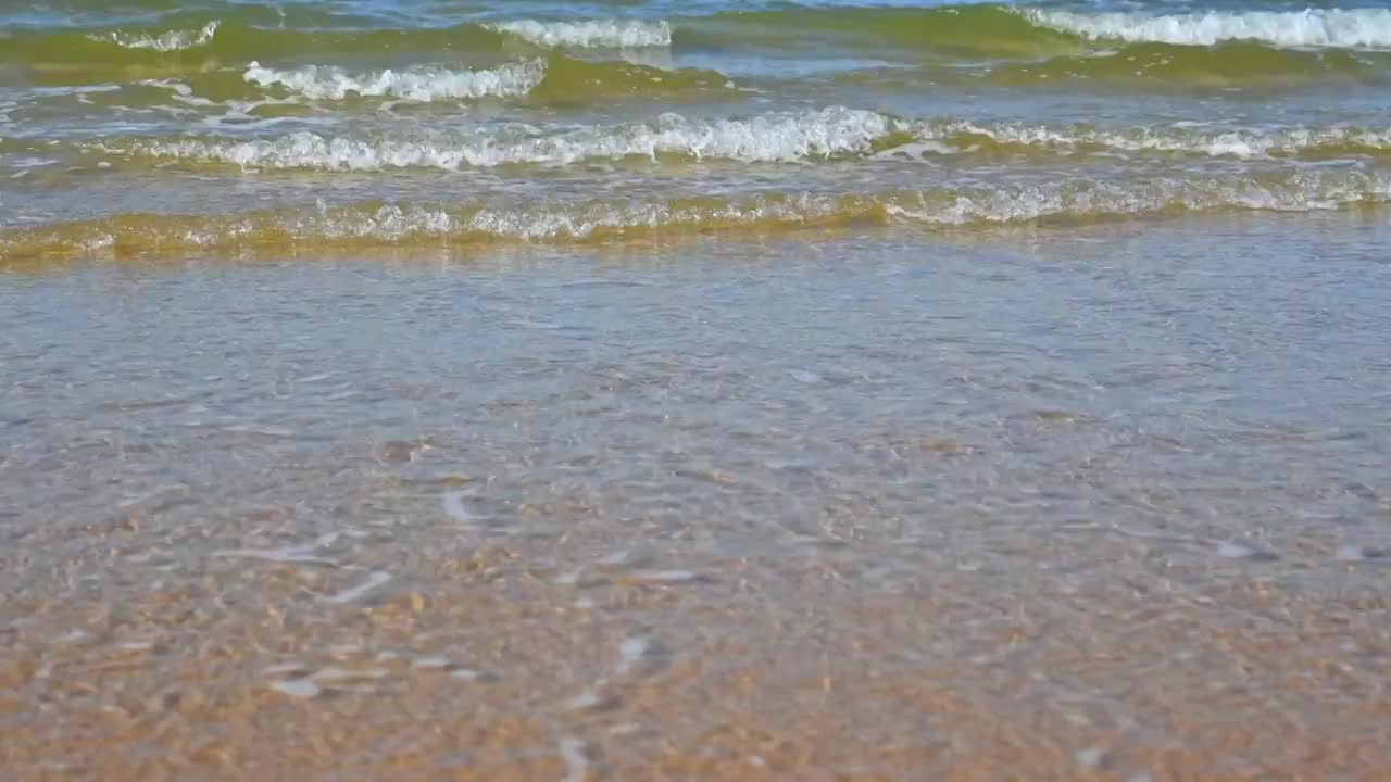 夏天的海边海滩上波浪泛起朵朵浪花视频素材