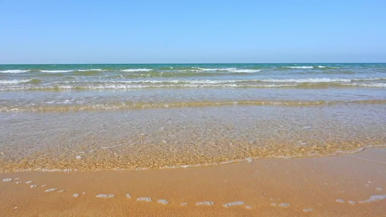 夏天的海边海滩上波浪泛起朵朵浪花视频素材